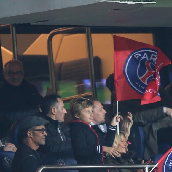 Yannick Noah avec Isabelle Camus et leur fils Joalukas lors du match de Ligue 1 PSG - Bastia lors de la 20e journée au Parc des Princes à Paris, le 8 janvier 2016