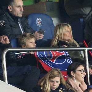 Yannick Noah avec Isabelle Camus et leur fils Joalukas lors du match de Ligue 1 PSG - Bastia lors de la 20e journée au Parc des Princes à Paris, le 8 janvier 2016