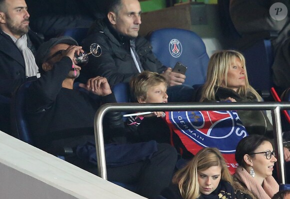 Yannick Noah avec Isabelle Camus et leur fils Joalukas lors du match de Ligue 1 PSG - Bastia lors de la 20e journée au Parc des Princes à Paris, le 8 janvier 2016