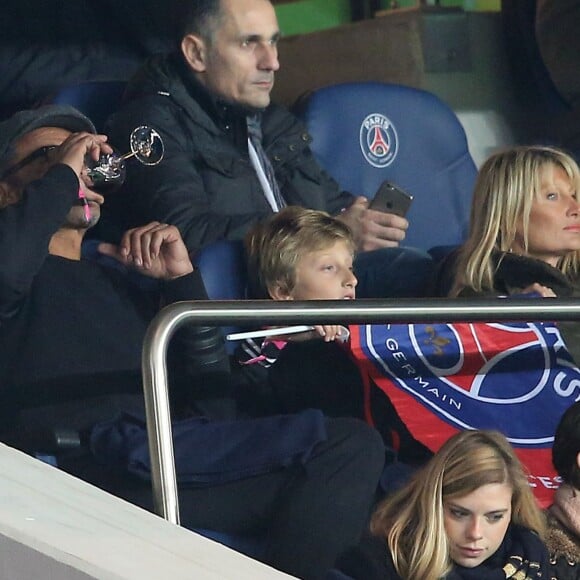 Yannick Noah avec Isabelle Camus et leur fils Joalukas lors du match de Ligue 1 PSG - Bastia lors de la 20e journée au Parc des Princes à Paris, le 8 janvier 2016