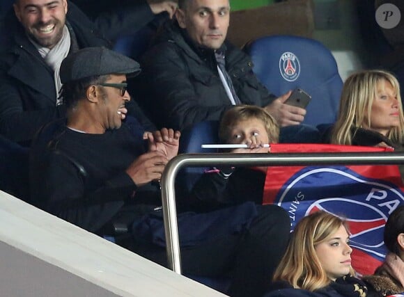 Yannick Noah avec Isabelle Camus et leur fils Joalukas lors du match de Ligue 1 PSG - Bastia lors de la 20e journée au Parc des Princes à Paris, le 8 janvier 2016