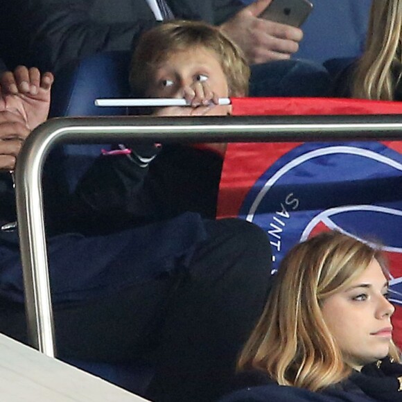 Yannick Noah avec Isabelle Camus et leur fils Joalukas lors du match de Ligue 1 PSG - Bastia lors de la 20e journée au Parc des Princes à Paris, le 8 janvier 2016