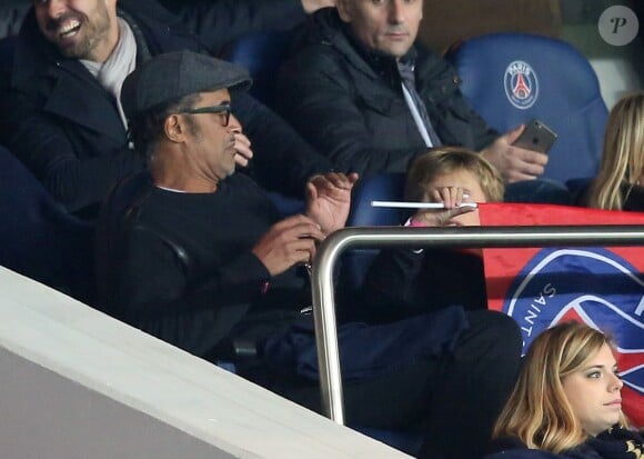 Yannick Noah avec Isabelle Camus et leur fils Joalukas lors du match de Ligue 1 PSG - Bastia lors de la 20e journée au Parc des Princes à Paris, le 8 janvier 2016