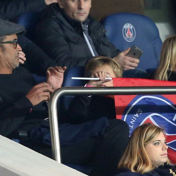 Yannick Noah avec Isabelle Camus et leur fils Joalukas lors du match de Ligue 1 PSG - Bastia lors de la 20e journée au Parc des Princes à Paris, le 8 janvier 2016