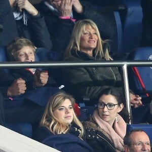 Yannick Noah tout sourire avec Isabelle Camus et leur fils Joalukas lors du match de Ligue 1 PSG - Bastia lors de la 20e journée au Parc des Princes à Paris, le 8 janvier 2016