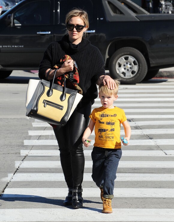 L'actrice Hilary Duff se promène avec son jeune fils Luca à West Hollywood le 8 janvier 2016.