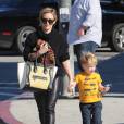 L'actrice Hilary Duff se promène avec son fils Luca à West Hollywood le 8 janvier 2016.
