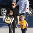 L'actrice Hilary Duff se promène avec son fils Luca à West Hollywood le 8 janvier 2016.
