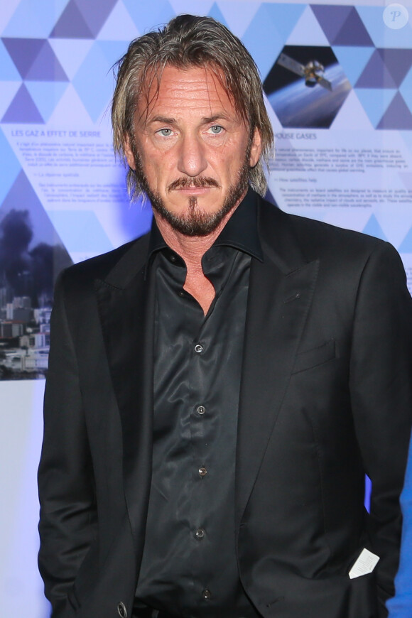 Sean Penn au Ministère de l'Ecologie, du développement durable et de l'énergie à Paris le 1er novembre 2015
