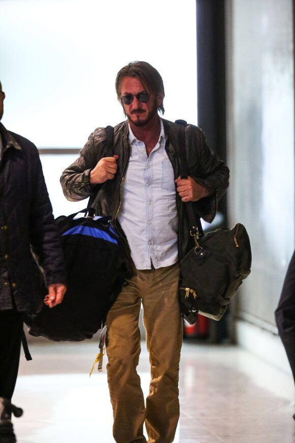 Sean Penn arrive à l'aéroport de Paris Charles-de-Gaulle à Roissy-en-France le 29 octobre 2015