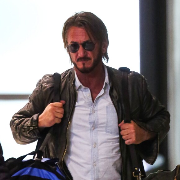 Sean Penn arrive à l'aéroport de Paris Charles-de-Gaulle à Roissy-en-France le 29 octobre 2015