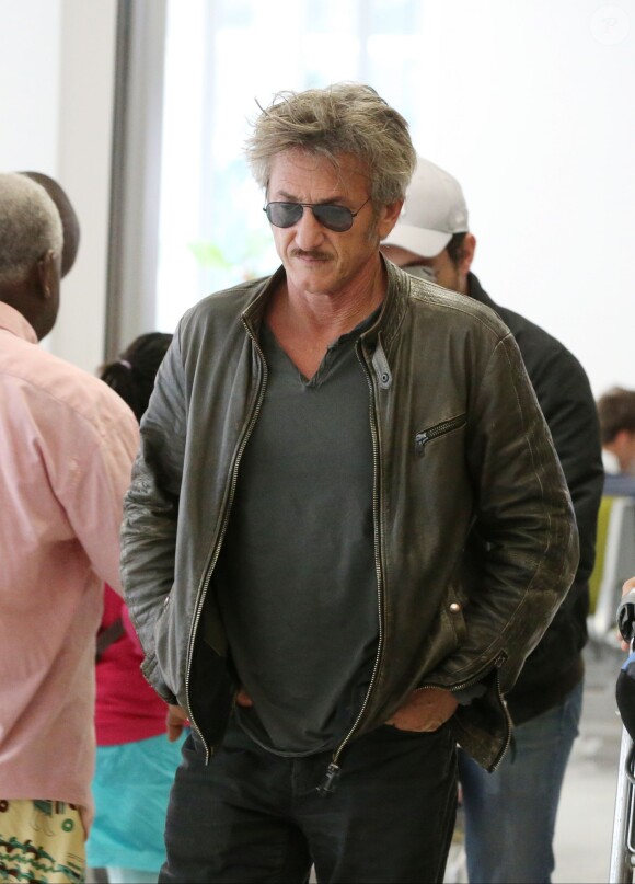 Exclusif - Sean Penn à l'aéroport de Paris Charles-de-Gaulle à Roissy, le 13 juillet 2015