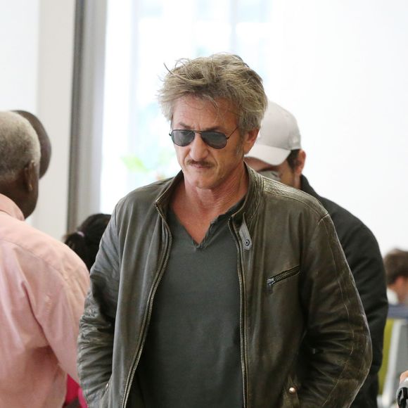 Exclusif - Sean Penn à l'aéroport de Paris Charles-de-Gaulle à Roissy, le 13 juillet 2015
