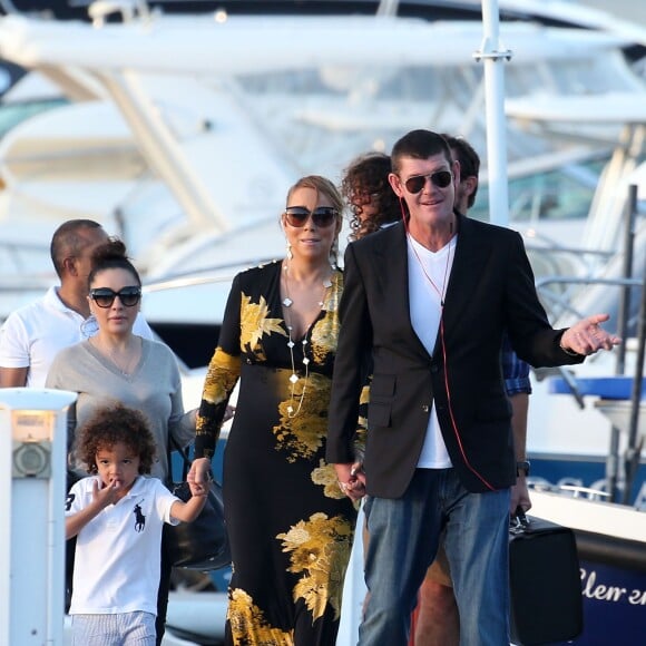 Exclusif - Mariah Carey, son compagnon James Packer et ses enfants Moroccan et Monroe sont arrivés à Sydney en Australie, avant de rejoindre Lachlan Murdoch (fils de l'homme d'affaires australo-américain Rupert Murdoch) et sa femme Sarah sur leur voilier de luxe de 42,6 mètres (le Sarissa) sur le port de Sydney pour une fête du jour de l'an le 1er janvier 2016.