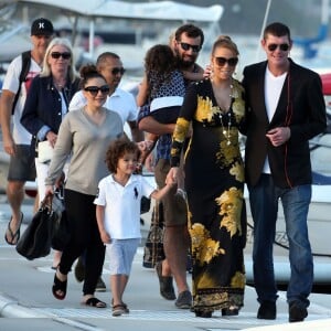 Exclusif - Mariah Carey, son compagnon James Packer et ses enfants Moroccan et Monroe sont arrivés à Sydney en Australie, avant de rejoindre Lachlan Murdoch (fils de l'homme d'affaires australo-américain Rupert Murdoch) et sa femme Sarah sur leur voilier de luxe de 42,6 mètres (le Sarissa) sur le port de Sydney pour une fête du jour de l'an le 1er janvier 2016.