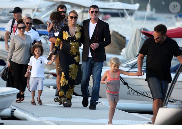 Exclusif - Mariah Carey, son compagnon australien James Packer et ses enfants Moroccan et Monroe sont arrivés à Sydney en Australie, avant de rejoindre Lachlan Murdoch (fils de l'homme d'affaires australo-américain Rupert Murdoch) et sa femme Sarah sur leur voilier de luxe de 42,6 mètres (le Sarissa) sur le port de Sydney pour une fête du jour de l'an le 1er janvier 2016.