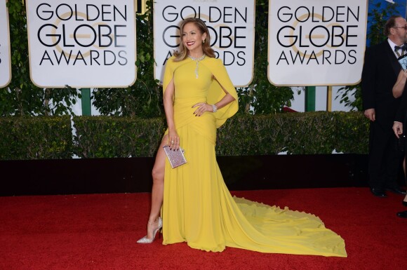 Jennifer Lopez sublime dans une robe Giambattista Valli - 73e cérémonie des Golden Globes Awards à Los Angeles. Le 10 janvier 2016