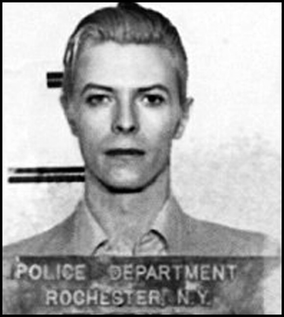 David Bowie arrêté à New York pour une affaire de cocaïne en 1976.