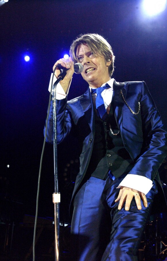 David Bowie en concert à Londres en 2002. 