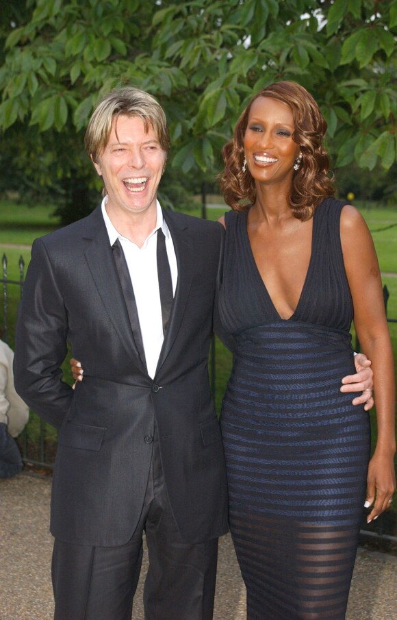 David Bowie et son épouse Iman à Londres le 10 juillet 2002. 