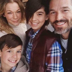 LeAnn Rimes a publié sur sa page Instagram une photo d'elle en compagnie de son mari Eddie Cibrian et ses deux enfants, provoquant la colère et la souffrance de son ex-femme Brandi Glanville. Photo publiée sur les réseaux sociaux au mois de novembre 2015.