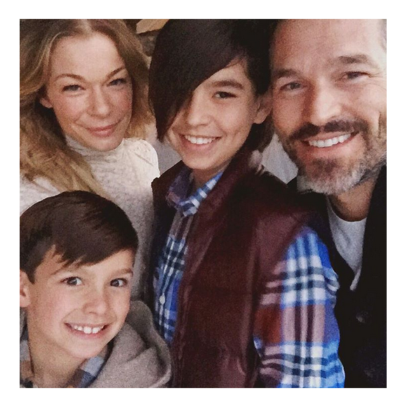 LeAnn Rimes a publié sur sa page Instagram une photo d'elle en compagnie de son mari Eddie Cibrian et ses deux enfants, provoquant la colère et la souffrance de son ex-femme Brandi Glanville. Photo publiée sur les réseaux sociaux au mois de novembre 2015.