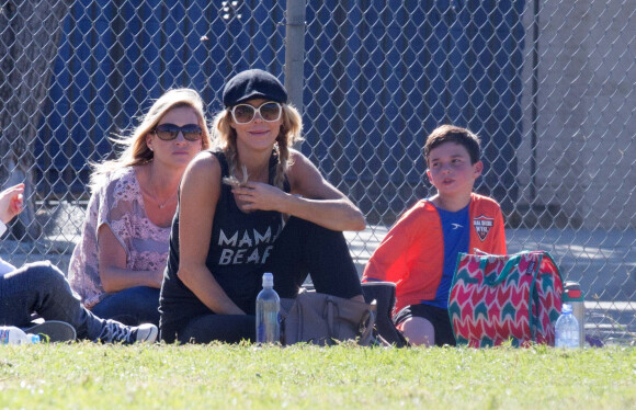 Brandi Glanville récupère son fils Jake au football à Woodland Hills le 7 novembre 2015.
