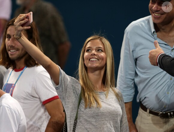 Danielle Knudson assiste au triomphe de son homme Milos Raonis lors de la finale du tournoi de Brisbane, le 10 janvier 2016 au Queensland Tennis Centre de Brisbane