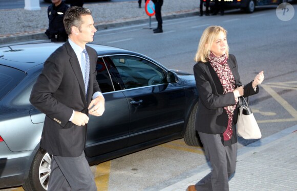 L'infante Cristina d'Espagne et son mari Iñaki Urdangarin arrivent au tribunal à l'Ecole d'administration publique des Baléares le 11 janvier 2016 au terme du premier jour du procès de l'affaire Noos. Iñaki Urdangarin, accusé entre autres de détournement de fonds et de trafic d'influence, est l'un des principaux prévenus, tandis que la fille du roi Juan Carlos Ier est inculpée de fraude fiscale.