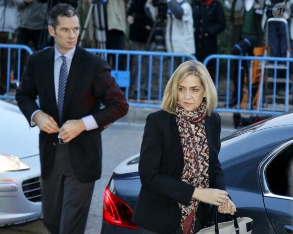 L'infante Cristina d'Espagne et son mari Iñaki Urdangarin arrivent au tribunal à l'Ecole d'administration publique des Baléares le 11 janvier 2016 au terme du premier jour du procès de l'affaire Noos. Iñaki Urdangarin, accusé entre autres de détournement de fonds et de trafic d'influence, est l'un des principaux prévenus, tandis que la fille du roi Juan Carlos Ier est inculpée de fraude fiscale.