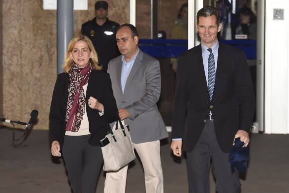Cristina d'Espagne et son mari Iñaki Urdangarin quittent le tribunal à l'Ecole d'administration publique des Baléares le 11 janvier 2016 au terme du premier jour du procès de l'affaire Noos. Iñaki Urdangarin, accusé entre autres de détournement de fonds et de trafic d'influence, est l'un des principaux prévenus, tandis que la fille du roi Juan Carlos Ier est inculpée de fraude fiscale.
