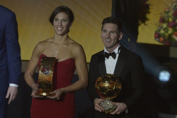 Lionel Messi et Carli Lloyd lors de la cérémonie du Ballon d'or 2015 à la Kongresshaus de Zurich, le 11 janvier 2016