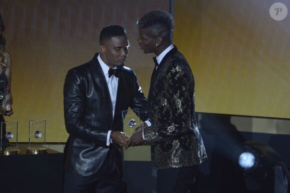 Samuel Eto'o et Paul Pogba lors de la cérémonie du Ballon d'or 2015 à la Kongresshaus de Zurich, le 11 janvier 2016