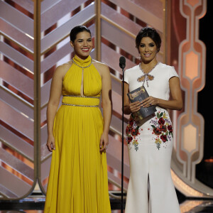 America Ferrera et Eva Longoria sur la scène de la 73e cérémonie annuelle des Golden Globe Awards à Beverly Hills, le 10 janvier 2016