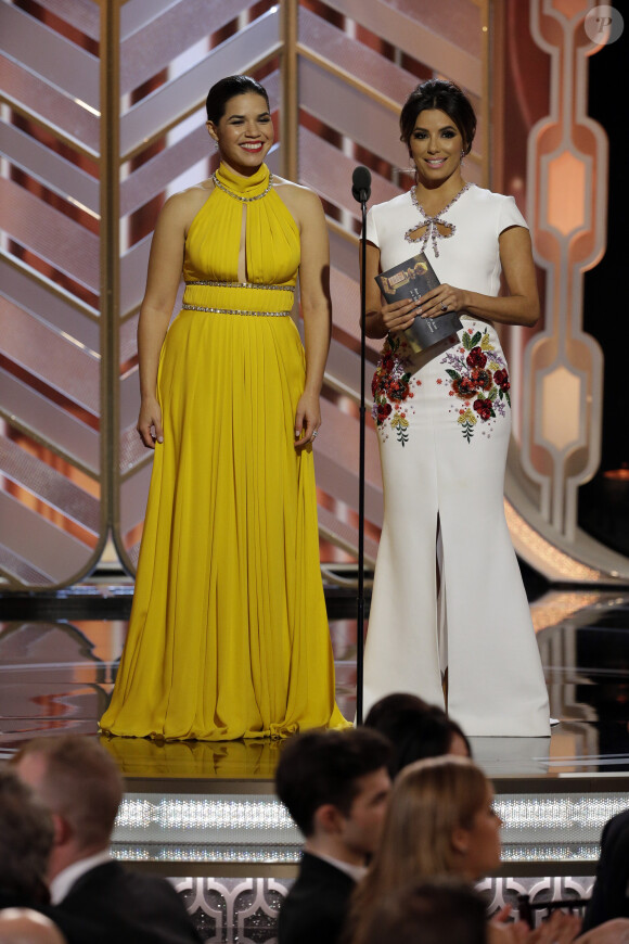 America Ferrera et Eva Longoria sur la scène de la 73e cérémonie annuelle des Golden Globe Awards à Beverly Hills, le 10 janvier 2016