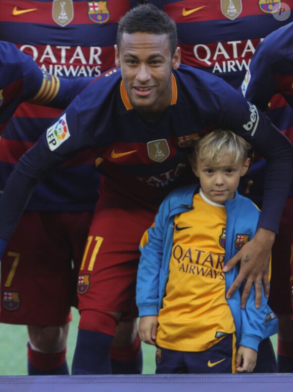 Neymar vec son fils Lucca da Silva avant la rencontre contre Grenade au Camp Nou à Barcelone le 9 janvier 2016
