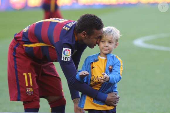 Neymar pose avec son fils Lucca da Silva avant la rencontre contre Grenade au Camp Nou à Barcelone le 9 janvier 2016