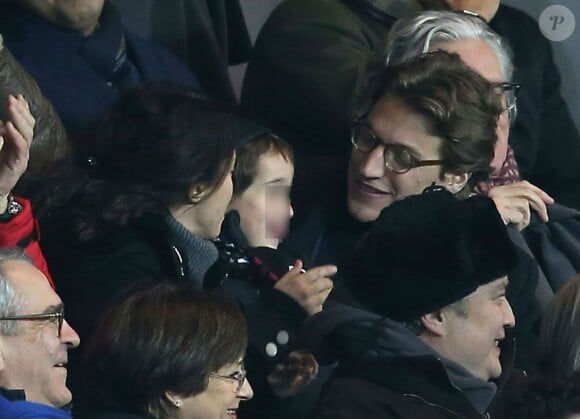 Jean Sarkozy avec sa femme Jessica et leur fils Solal (6 ans) au Parc des Princes à Paris le 13 janvier 2016.