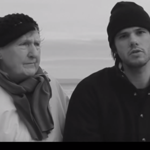 Orelsan a dévoilé le clip du titre J'essaye, j'essaye interprété par son groupe les Casseurs Flowters et dans lequel apparaît sa grand-mère Jeannine. Image extraite d'une vidéo postée sur Youtube, le 13 janvier 2016.