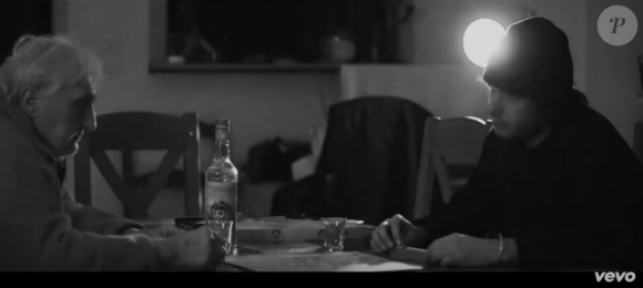 Orelsan a dévoilé le clip du titre J'essaye, j'essaye interprété par son groupe les Casseurs Flowters et dans lequel apparaît sa grand-mère Jeannine. Image extraite d'une vidéo postée sur Youtube, le 13 janvier 2016.