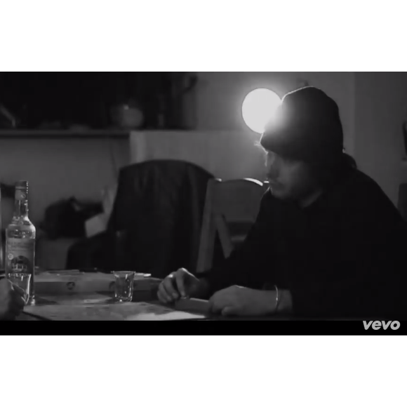 Orelsan a dévoilé le clip du titre J'essaye, j'essaye interprété par son groupe les Casseurs Flowters et dans lequel apparaît sa grand-mère Jeannine. Image extraite d'une vidéo postée sur Youtube, le 13 janvier 2016.