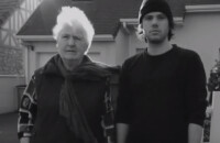 Orelsan a dévoilé le clip du titre J'essaye, j'essaye interprété par son groupe les Casseurs Flowters et dans lequel apparaît sa grand-mère Jeannine. Vidéo postée sur Youtube, le 13 janvier 2016.