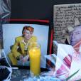 Les fans rendent hommage à David Bowie à New York le 11 janvier 2016 en déposant des fleurs, des bougies, des lettres et des objets.