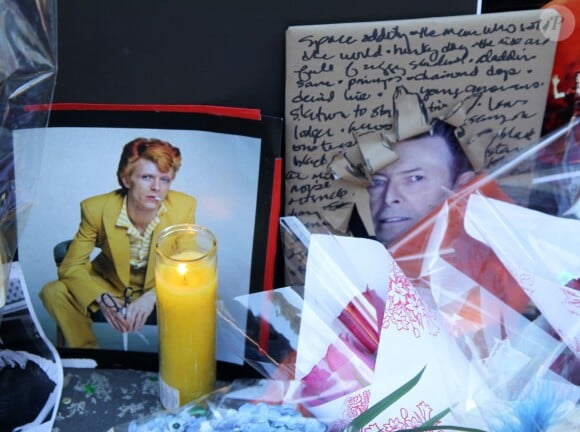 Les fans rendent hommage à David Bowie à New York le 11 janvier 2016 en déposant des fleurs, des bougies, des lettres et des objets.