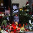 Hommages à David Bowie devant son ancien appartement à Berlin en Allemagne le 12 janvier 2016.