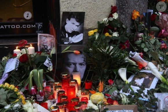 Hommages à David Bowie devant son ancien appartement à Berlin en Allemagne le 12 janvier 2016.