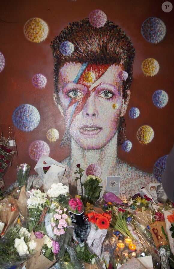 Hommage à David Bowie dans le quartier de Brixton à Londres le 11 janvier 2016, devant sa maison, devant le mur Bowie et au cinéma Ritzy suite à l'annonce de sa mort.