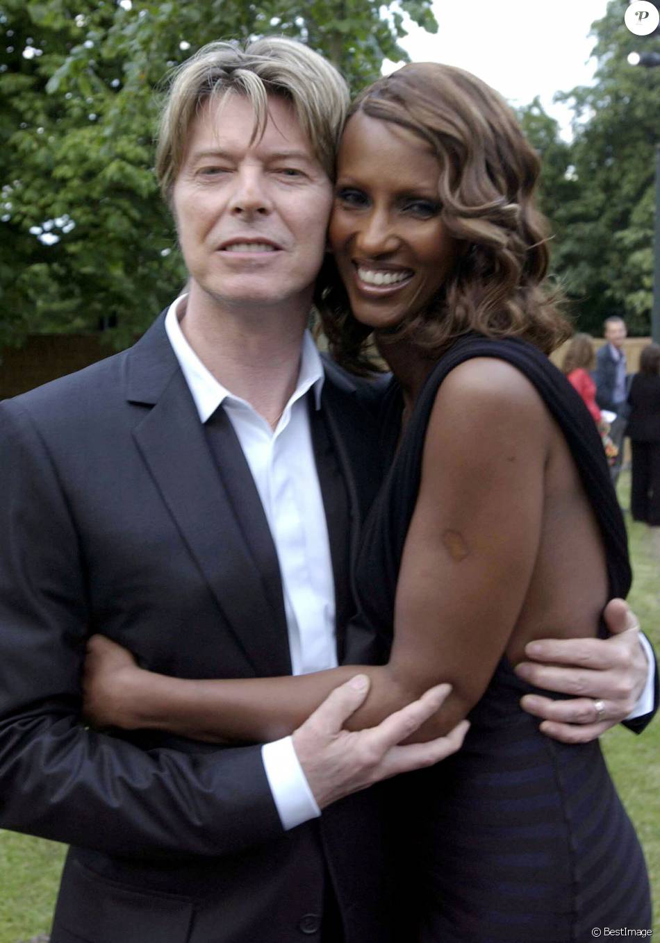 David Bowie et Iman à la galerie Serpentine, à Londres, en juillet 2002 Purepeople