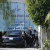 Chrissy Teigen enceinte et son mari John Legend emménagent dans leur nouvelle maison à Los Angeles, le 7 janvier 2016
