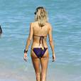 Lauren Stoner passe la journée à la plage avec des amis à Miami le 16 janvier 2016.